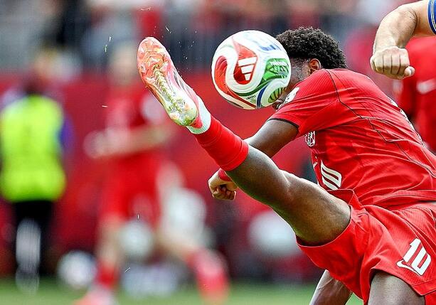 Bild vergr&ouml;&szlig;ern: Fußball-WM: Kanada gewinnt haushoch gegen Katar
