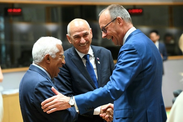 Bild vergr&ouml;&szlig;ern: EU-Staats- und Regierungschefs beraten an zweitem Gipfeltag über Haushalt und Nahost