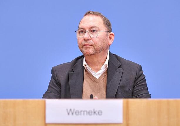 Bild vergr&ouml;&szlig;ern: Verdi-Chef Werneke fordert Stabilisierung des Rentenniveaus