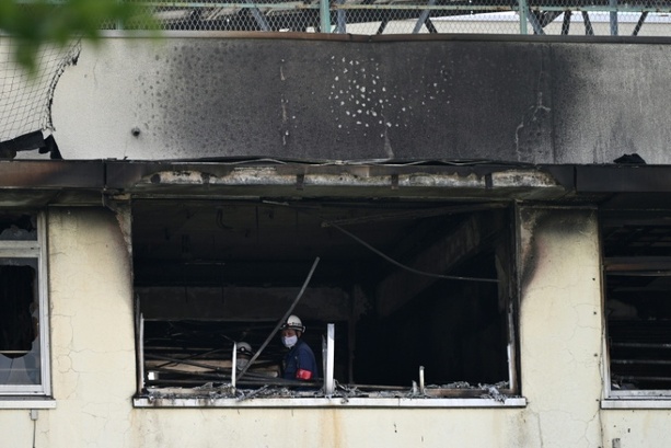 Bild vergr&ouml;&szlig;ern: Zehn Verletzte bei Brand in Grundschule in Tokio - Kinder springen aus Fenstern