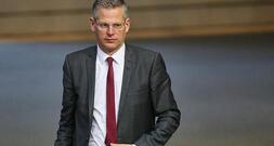De Vries warnt nach Brandanschlag auf sein Auto vor Linksextremen