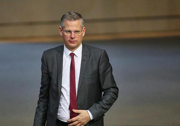 Bild vergr&ouml;&szlig;ern: De Vries warnt nach Brandanschlag auf sein Auto vor Linksextremen