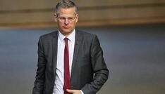 De Vries warnt nach Brandanschlag auf sein Auto vor Linksextremen