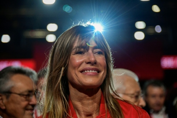Bild vergr&ouml;&szlig;ern: Ehefrau von spanischem Regierungschef Sánchez muss in Korruptionsprozess Pass abgeben