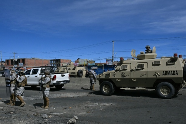 Bild vergr&ouml;&szlig;ern: Boliviens Präsident verhängt wegen Protesten Ausnahmezustand - Polizei räumt Blockaden