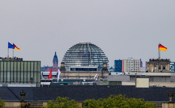 Bild vergr&ouml;&szlig;ern: Tag der offenen Tür: Merz stellt sich Fragen von Besuchern