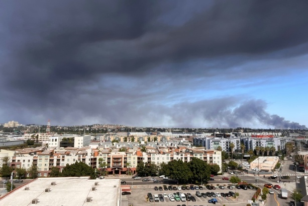 Bild vergr&ouml;&szlig;ern: Behörden von Los Angeles rufen Ausnahmezustand wegen Brand in einem Lagerhaus aus