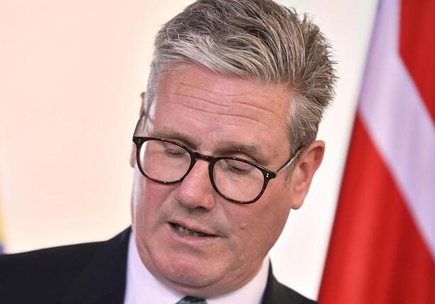 Bild vergr&ouml;&szlig;ern: Großbritanniens Premier Starmer kündigt Rücktritt an