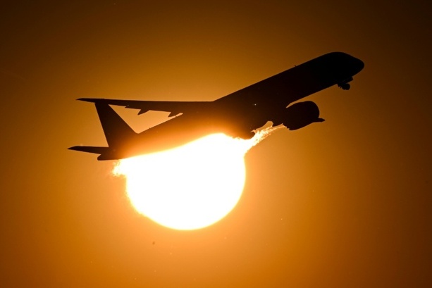 Bild vergr&ouml;&szlig;ern: Abflug verzögert: Rettungskräfte versorgen hitzegeplagte Passagiere aus Flugzeug
