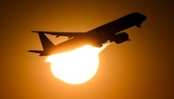 Abflug verzögert: Rettungskräfte versorgen hitzegeplagte Passagiere aus Flugzeug
