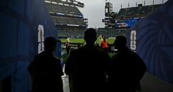 Gewitterwarnung: WM-Spiel in Philadelphia unterbrochen - Fans müssen Schutz suchen