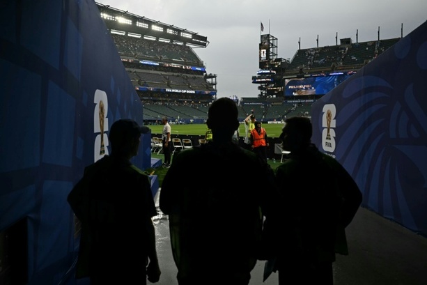 Bild vergr&ouml;&szlig;ern: Gewitterwarnung: WM-Spiel in Philadelphia unterbrochen - Fans müssen Schutz suchen