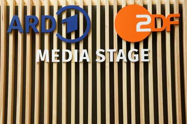 Bild vergr&ouml;&szlig;ern: Streit über Rundfunkbeitrag: Karlsruhe verhandelt Beschwerden von ARD und ZDF