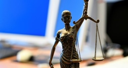 Rentnerin um über 175.000 Euro betrogen - Anklage gegen falsche Polizisten