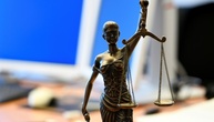 Rentnerin um über 175.000 Euro betrogen - Anklage gegen falsche Polizisten