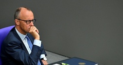 Merz steht Abgeordneten im Bundestag Rede und Antwort