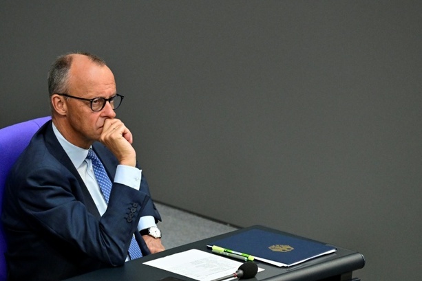 Bild vergr&ouml;&szlig;ern: Merz steht Abgeordneten im Bundestag Rede und Antwort