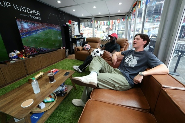 Bild vergr&ouml;&szlig;ern: Traumjob für Fußball-Fans: 50.000 Dollar fürs Anschauen von jedem WM-Spiel