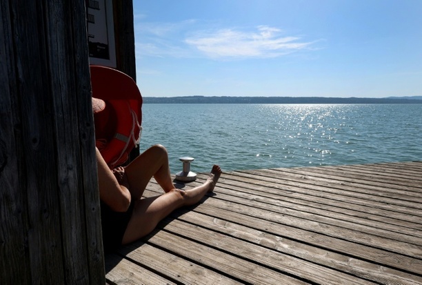 Bild vergr&ouml;&szlig;ern: Umfrage: Menschen in Deutschland bleiben trotz hoher Treibstoffpreise bei Urlaubsplänen