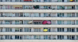 Mann von herabfallendem Blumentopf erschlagen: Balkonbesitzerin in Berlin angeklagt