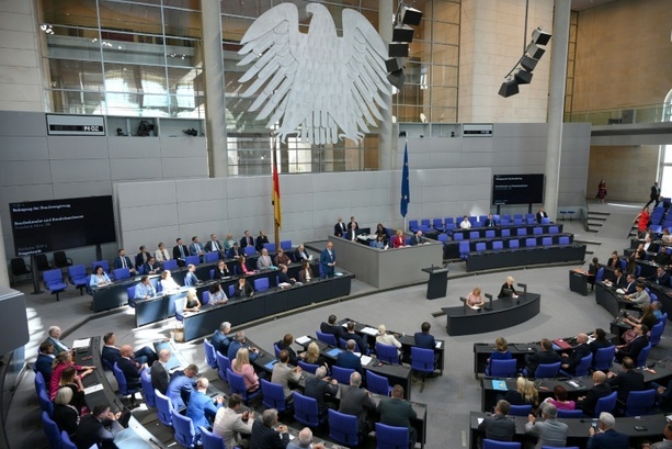 Bild vergr&ouml;&szlig;ern: Erregte Debatte im Bundestag über Pantisanos Faschismus-Vorwurf