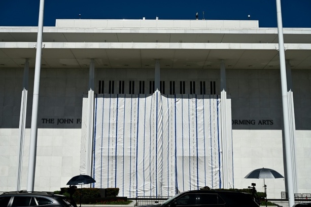 Bild vergr&ouml;&szlig;ern: Richter hinterfragt Plane vor entferntem Trump-Namen am Kennedy Center