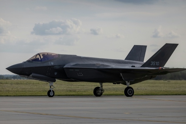 Bild vergr&ouml;&szlig;ern: Vor Nato-Gipfel in Ankara: Trump stellt Türkei F-35-Kampfjets in Aussicht