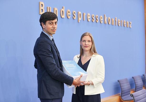 Bild vergr&ouml;&szlig;ern: Neues Gutachten bescheinigt AfD Verfassungswidrigkeit