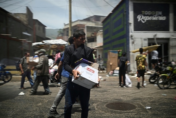 Bild vergr&ouml;&szlig;ern: Plünderungen nach Erdbeben in Venezuela