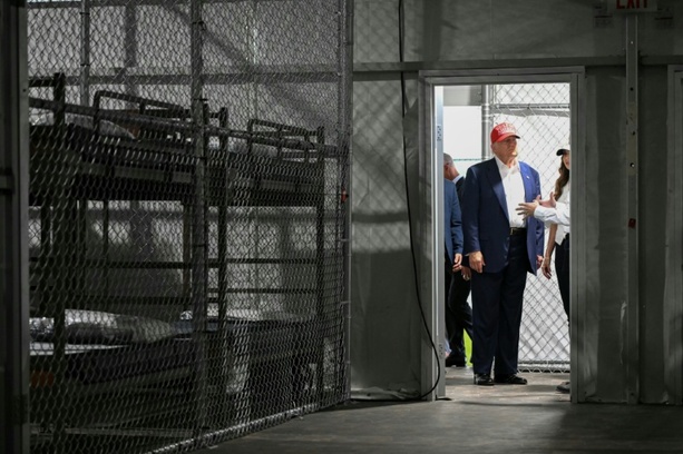 Bild vergr&ouml;&szlig;ern: Berüchtigtes US-Abschiebegefängnis Alligator Alcatraz schließt