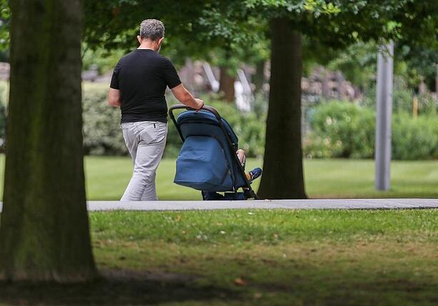 Bild vergr&ouml;&szlig;ern: Bericht: Elterngeld-Dauer soll an Aufteilung gebunden werden