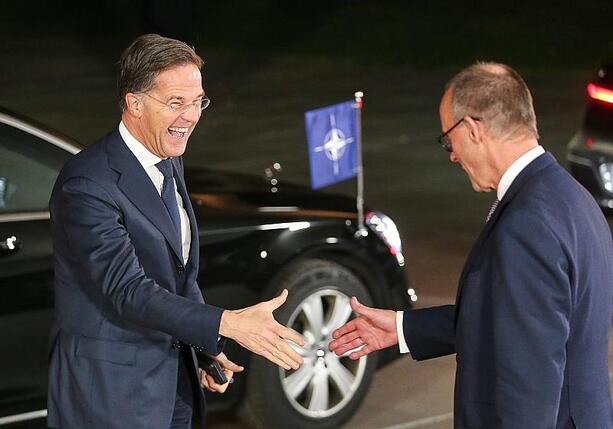 Bild vergr&ouml;&szlig;ern: Nato-Generalsekretär kommt zu Sitzung des Bundeskabinetts