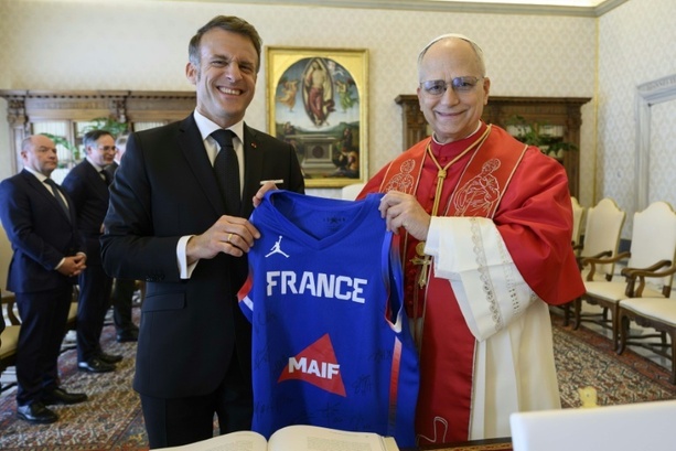 Bild vergr&ouml;&szlig;ern: Papst Leo feiert bei Paris-Besuch Messe auf dem Place de la Concorde