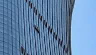 Peking: Offenbar Kleinflugzeug in höchstes Hochhaus in Chinas Hauptstadt geflogen