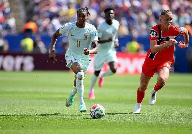 Bild vergr&ouml;&szlig;ern: Fußball-WM: Frankreich schlägt Norwegen - Senegal deklassiert Irak