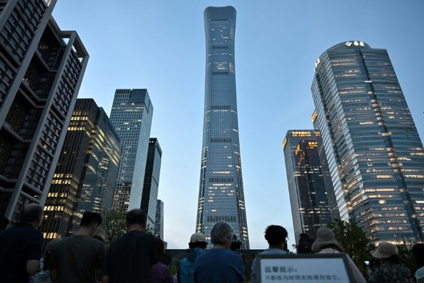 Bild vergr&ouml;&szlig;ern: Kleinflugzeug in Hochhaus in Peking gekracht: Pilot tot und 13 Menschen verletzt