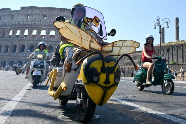 Bild vergr&ouml;&szlig;ern: Tausende feiern in Rom 80 Jahre Vespa