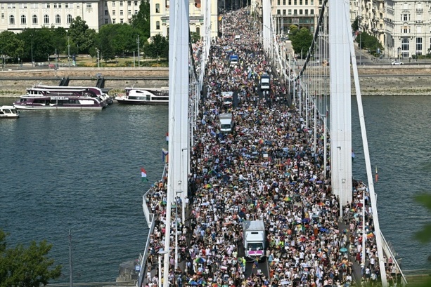 Bild vergr&ouml;&szlig;ern: Trotz Hitze: Zehntausende feiern Versammlungsfreiheit bei Pride Parade in Budapest