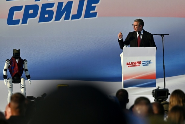 Bild vergr&ouml;&szlig;ern: Serbiens Präsident Vucic kündigt vor Anhängern Rücktritt in ein paar Wochen an