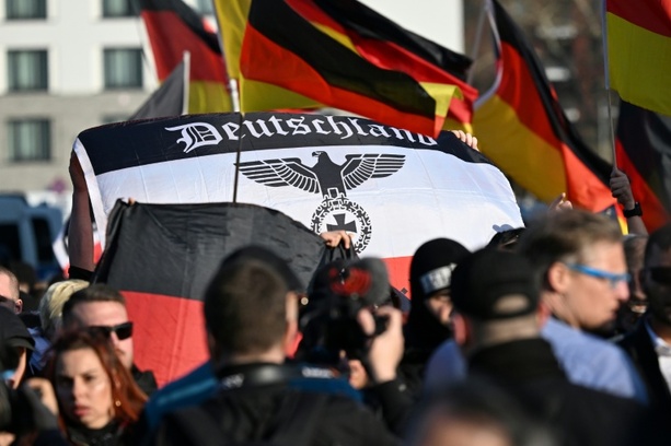 Bild vergr&ouml;&szlig;ern: Bremer Verfassungsschutzbericht vorgestellt: Rechtsextremismus größte Gefahr