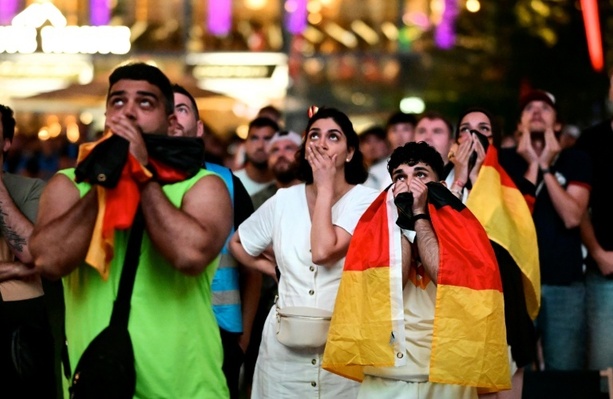 Bild vergr&ouml;&szlig;ern: Frust über deutsches WM-Aus: Fan zerstört Fernseher vor Bar in Bremerhaven
