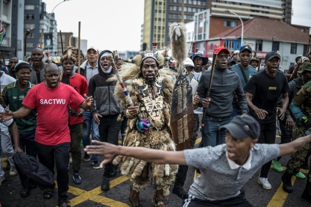 Bild vergr&ouml;&szlig;ern: Tausende fordern in Südafrika bei Protesten Ausweisung illegaler Migranten