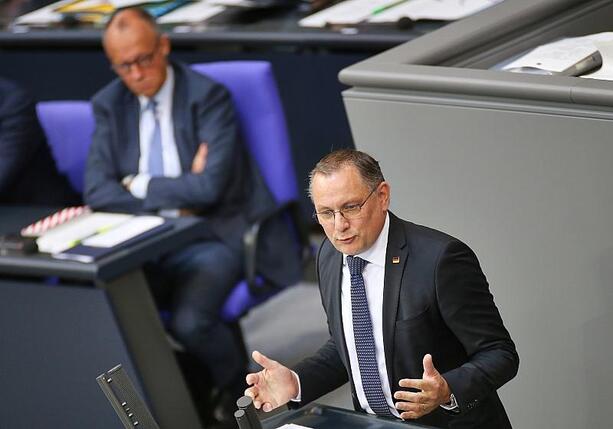 Bild vergr&ouml;&szlig;ern: AfD in Infratest-Umfrage jetzt 5 Punkte vor der Union