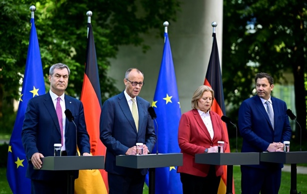 Bild vergr&ouml;&szlig;ern: AfD vergrößert Abstand zur Union im Deutschlandtrend - CDU/CSU bei 22 Prozent