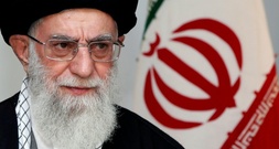 Leichnam von Chamenei zur Aufbahrung in die Mosalla von Teheran gebracht