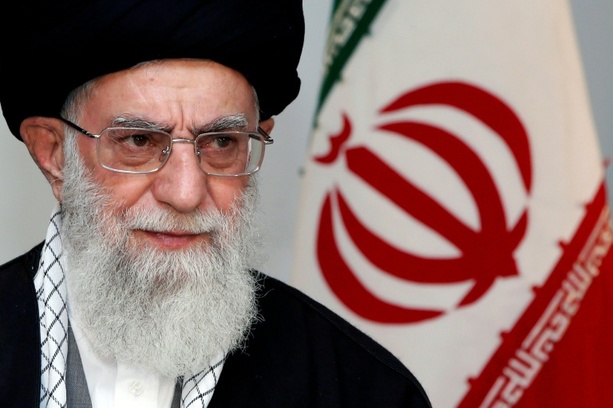 Bild vergr&ouml;&szlig;ern: Leichnam von Chamenei zur Aufbahrung in die Mosalla von Teheran gebracht