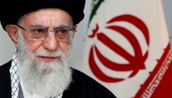 Leichnam von Chamenei zur Aufbahrung in die Mosalla von Teheran gebracht