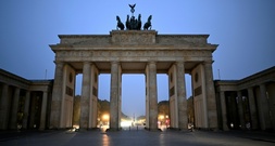 Brandenburger Tor wird zum 250. Geburtstag der Vereinigten Staaten angestrahlt