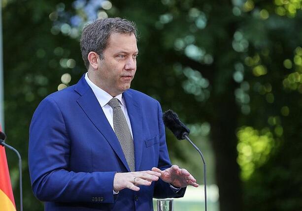 Bild vergr&ouml;&szlig;ern: Klingbeil plant 2027 mit acht Milliarden Euro mehr Schulden
