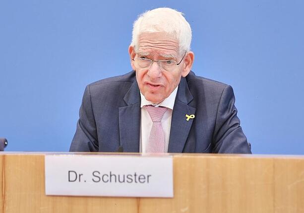 Bild vergr&ouml;&szlig;ern: Zentralratspräsident Schuster skeptisch bei AfD-Verbot